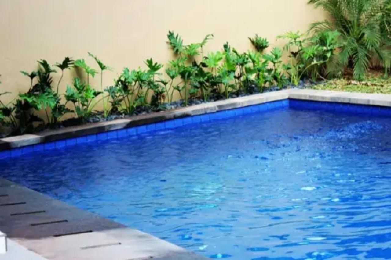 Oyo Flagship 91237 Ratu Guest House Kedunganan Eksteriør billede